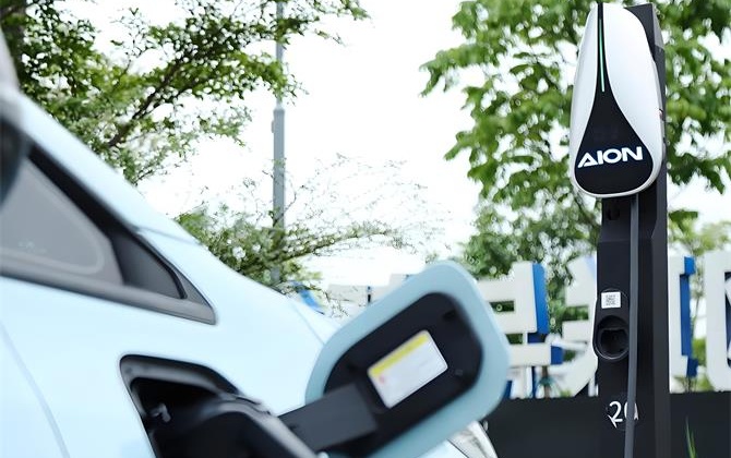 pengecas AC untuk kereta